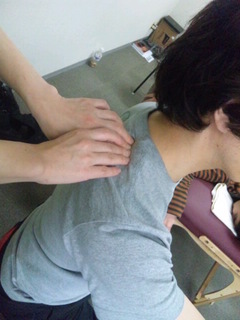 僧帽筋、上部と中部の境目.jpg